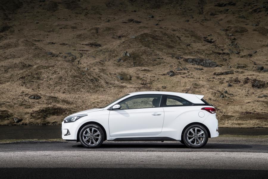  Hyundai i20 Coupe 2015 года  (UK) (фото 21 из 30)